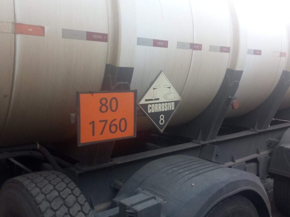 Painel laranja de produto perigoso 80 sobre 1760 num tanque